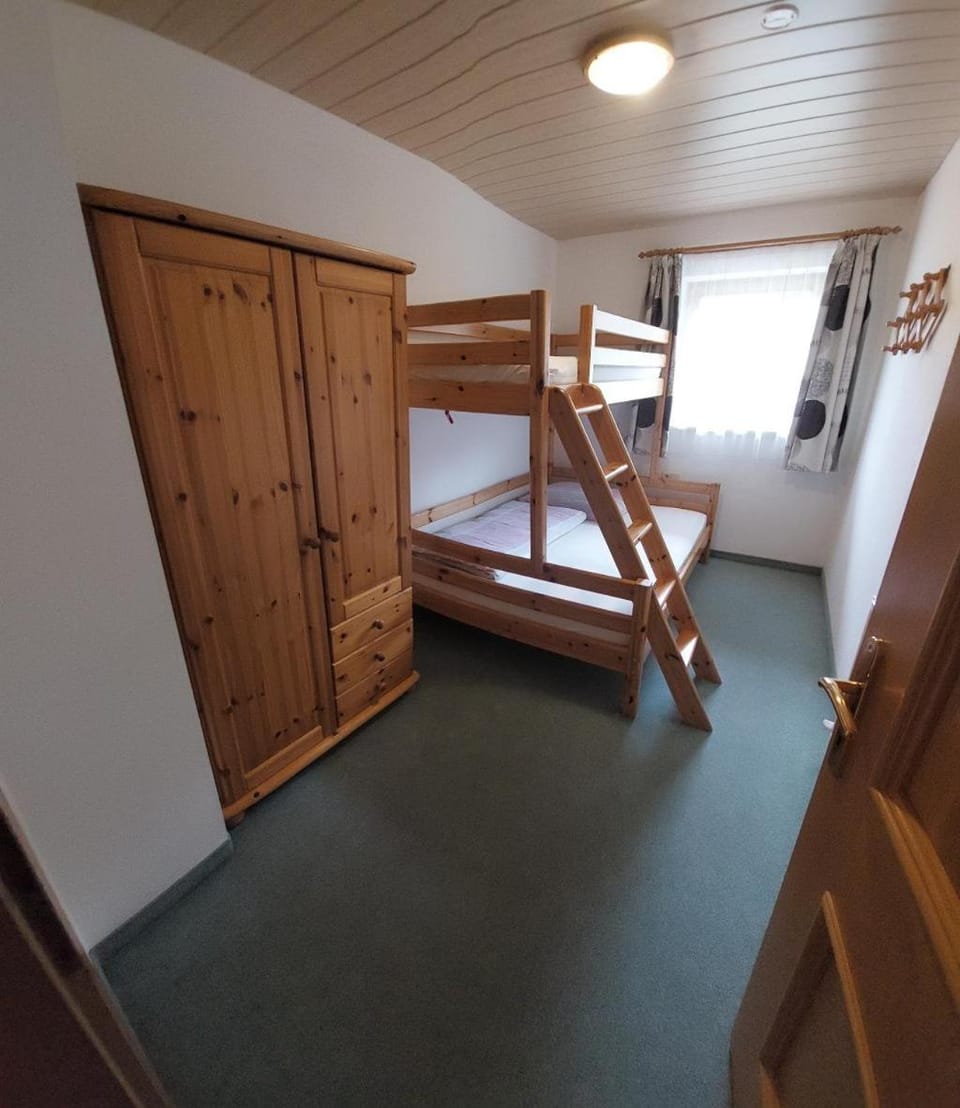Bedroom, bunk bed
