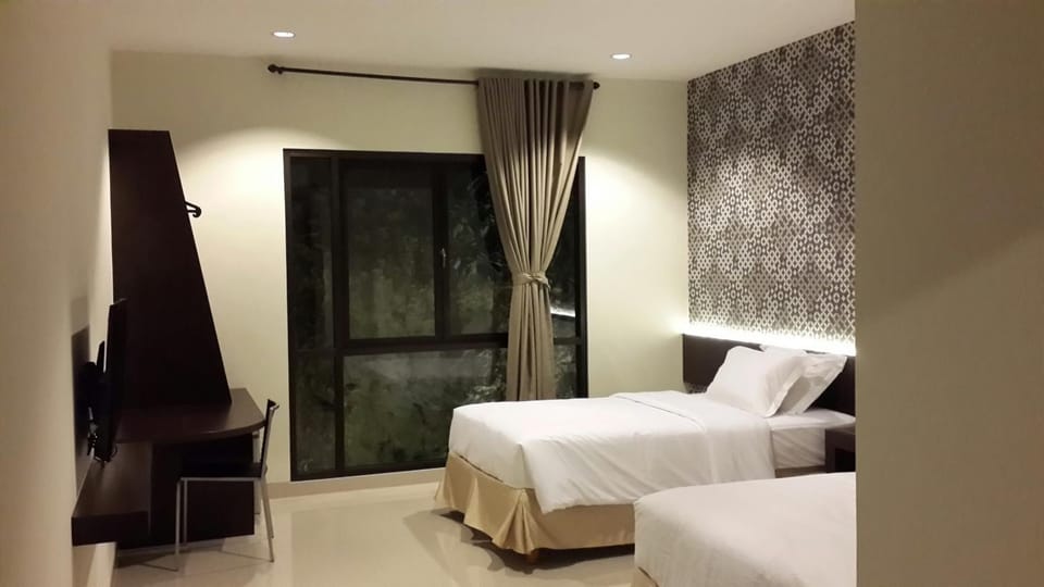 Photo of the whole room, Seating area