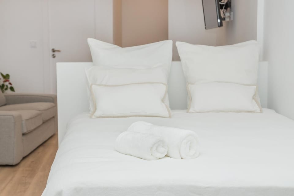Photo of the whole room, Bedroom, towels