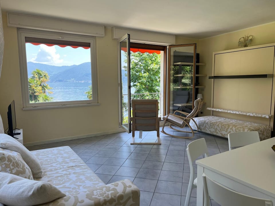 View (from property/room), Living room, Photo of the whole room, Seating area, Lake view