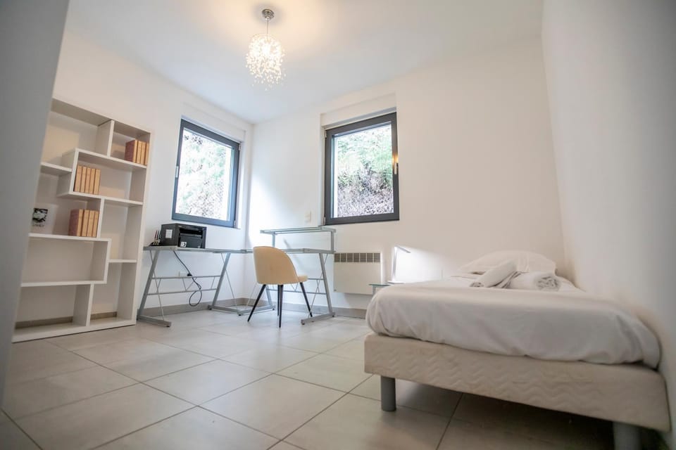 Photo of the whole room, Bedroom