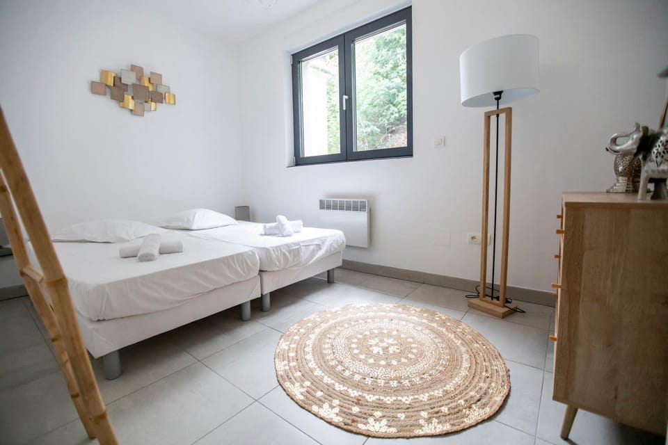 Photo of the whole room, Bedroom