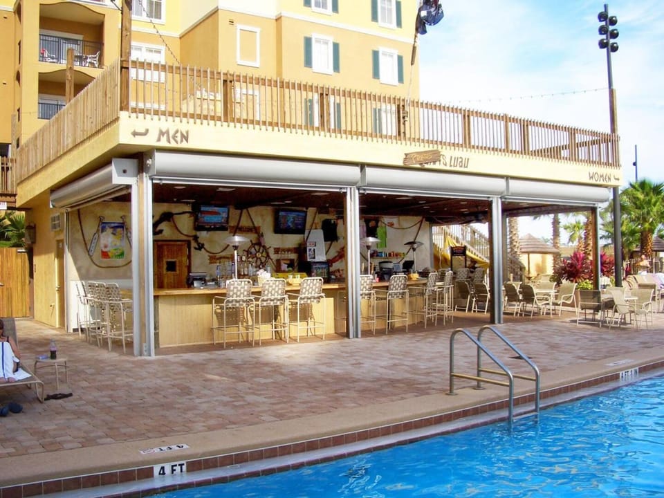Patio, Restaurant/places to eat, Lounge or bar, Swimming pool, sunbed
