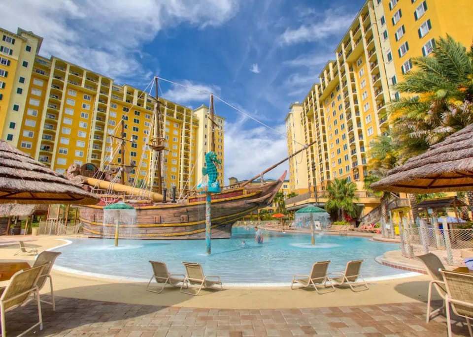 Restaurant/places to eat, Aqua park, Swimming pool, Alcoholic drinks