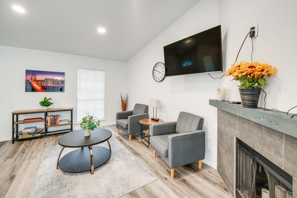Game Room & Patio: Family Home in The Colony! House in The Colony