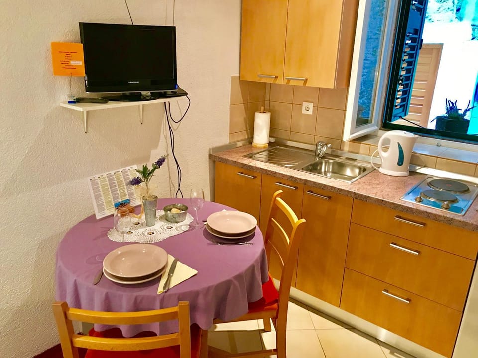 Kitchen or kitchenette, Decorative detail, Seating area
