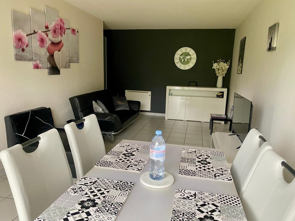 Living room, Dining area