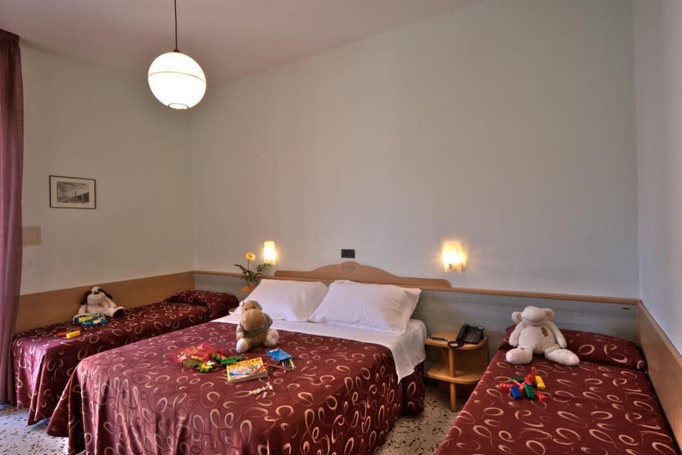 Photo of the whole room, young children, older children, Family