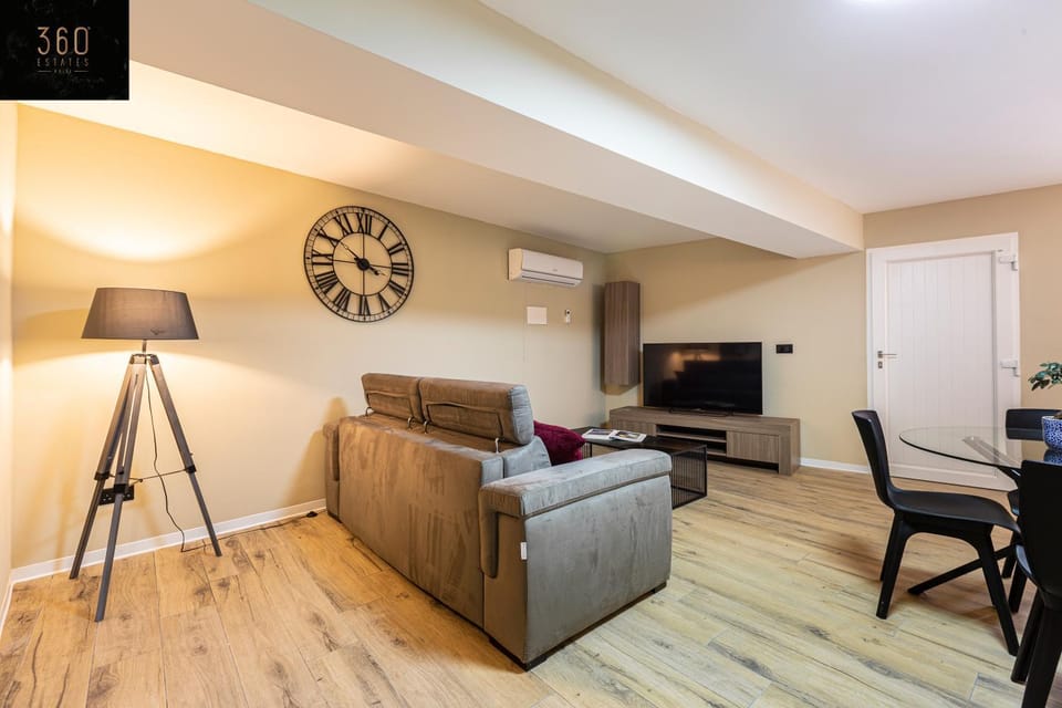 Communal lounge/ TV room, TV and multimedia, Living room, Seating area, Evening entertainment, air conditioner