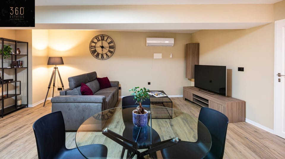 Communal lounge/ TV room, TV and multimedia, Living room, Seating area, Evening entertainment, air conditioner