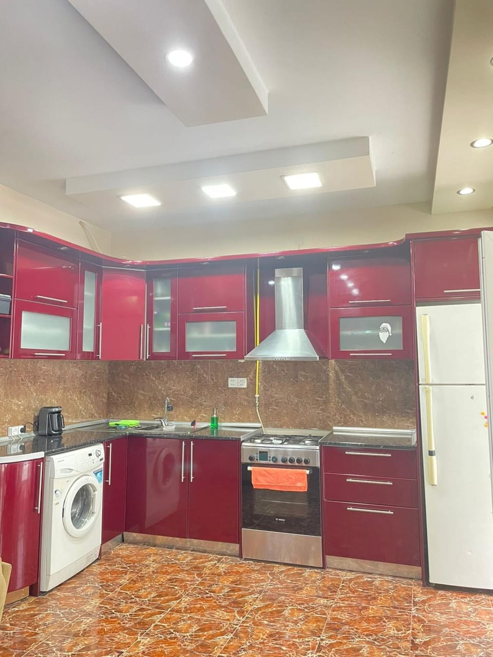 Kitchen or kitchenette, minibar, washing machine