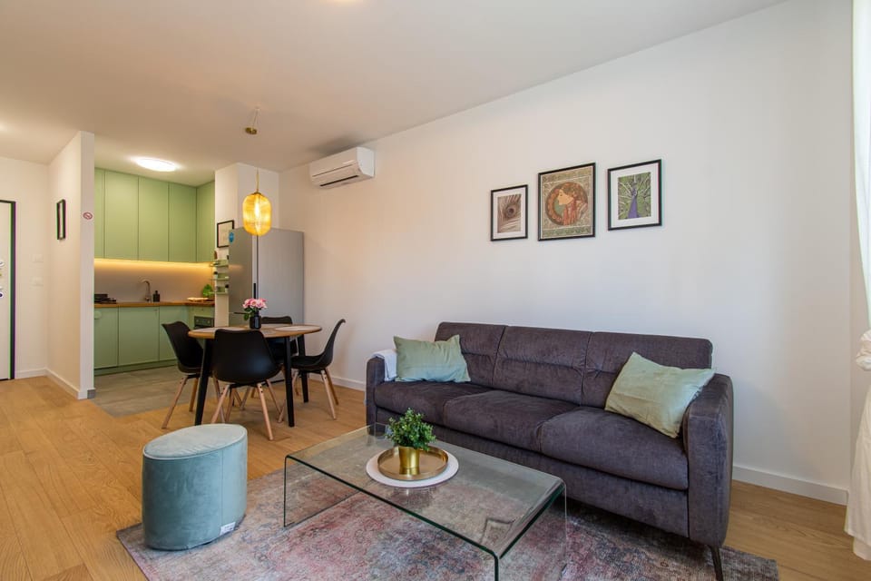 Kitchen or kitchenette, Living room, Seating area, Dining area