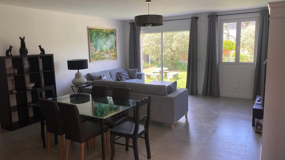 Living room, Seating area, Dining area