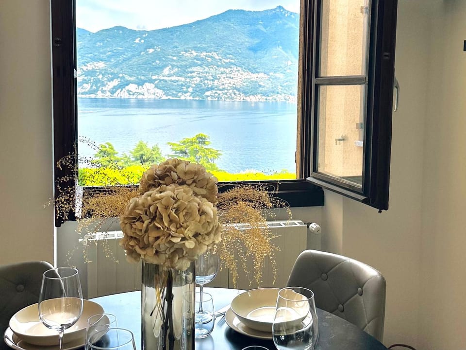 Dining area, Lake view