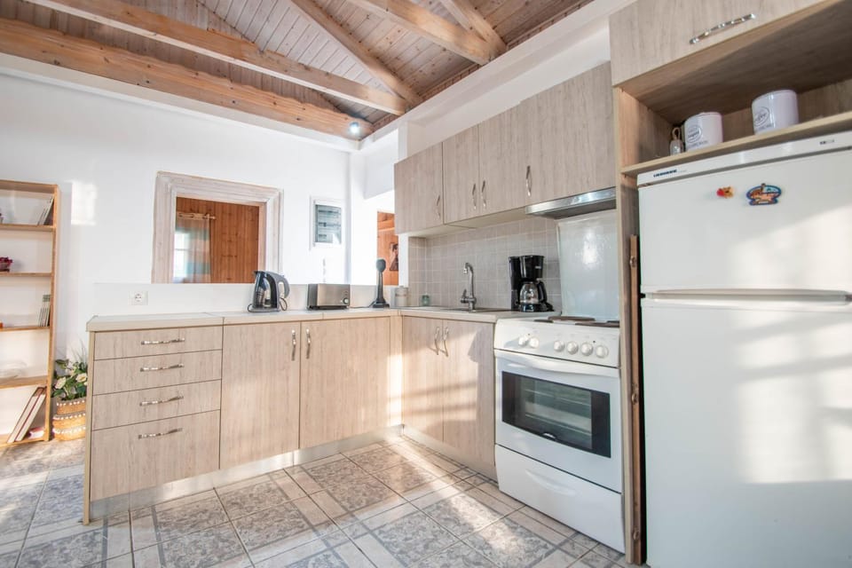 Kitchen or kitchenette, pet friendly, stove
