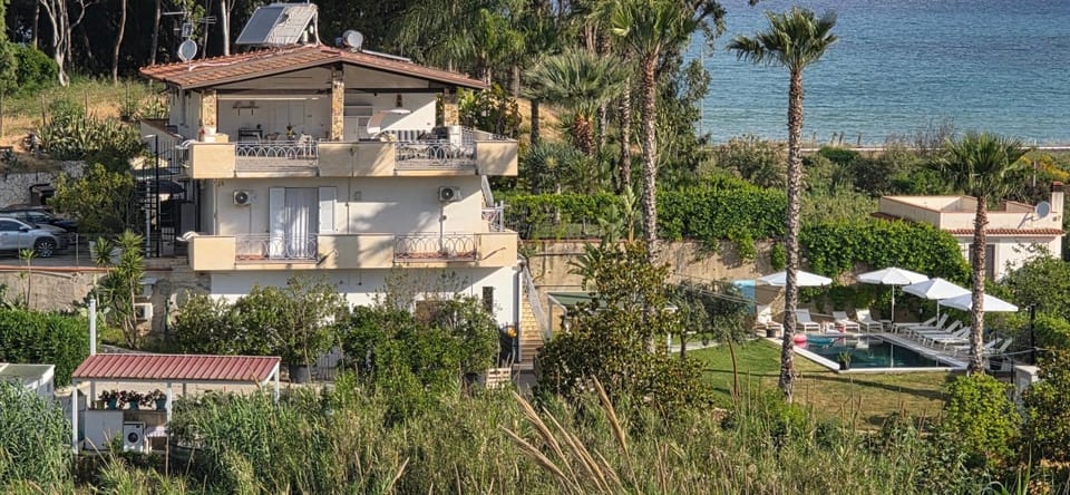 Property building, Sea view, Swimming pool