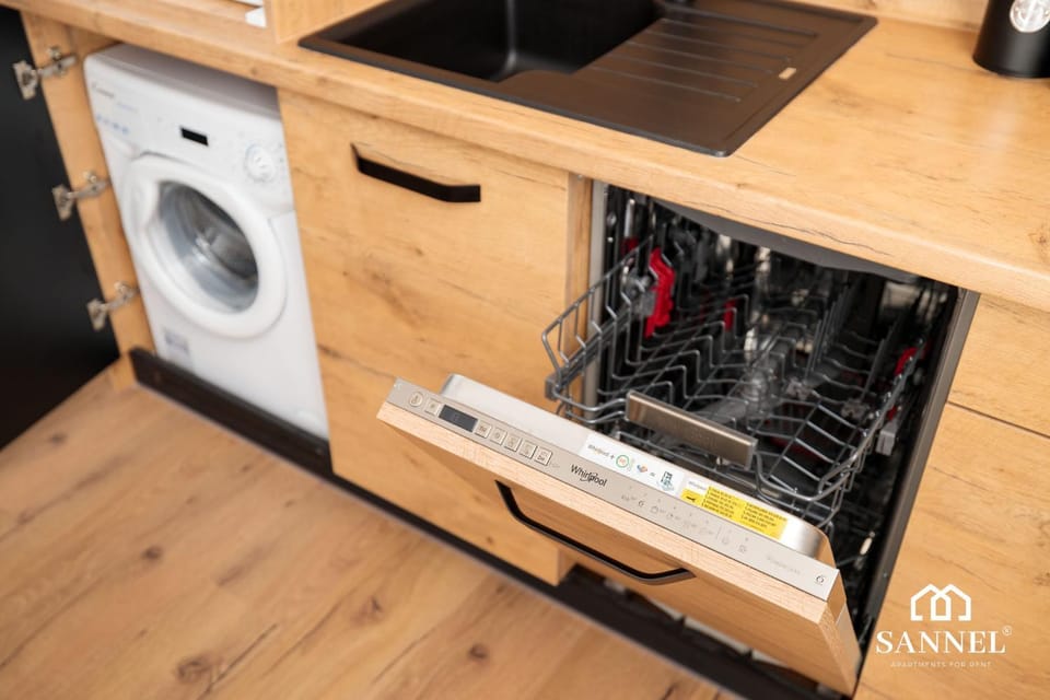 Kitchen or kitchenette, On site, dishwasher, washing machine