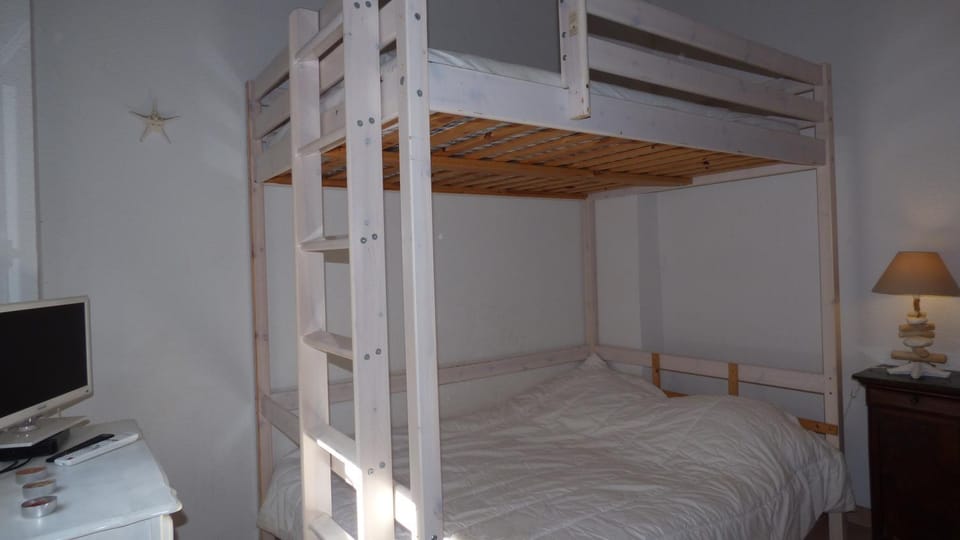 Bed, TV and multimedia, Bedroom