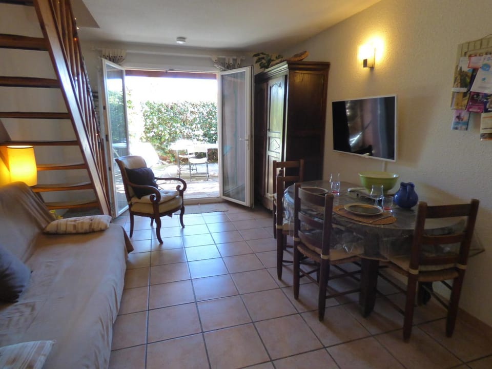 TV and multimedia, Living room, Dining area