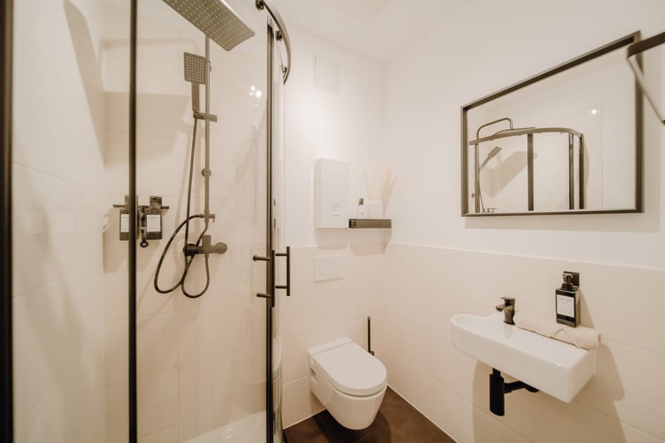 Shower, Toilet, Bathroom, towels
