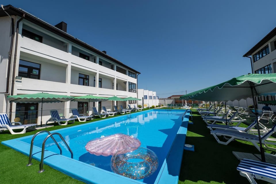 Property building, Day, Pool view, Swimming pool, sunbed