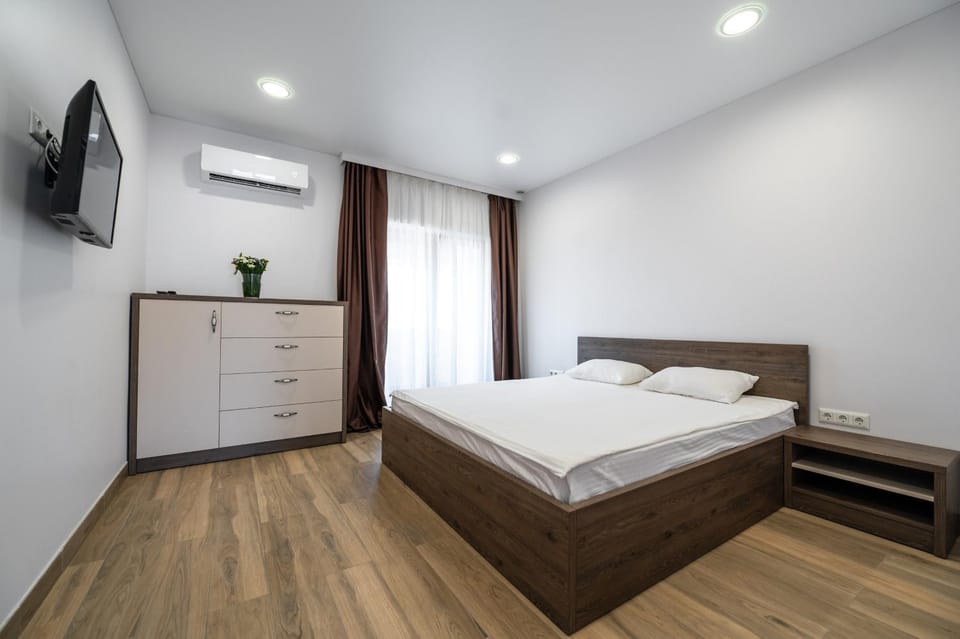 Bed, TV and multimedia, Photo of the whole room, Bedroom, air conditioner