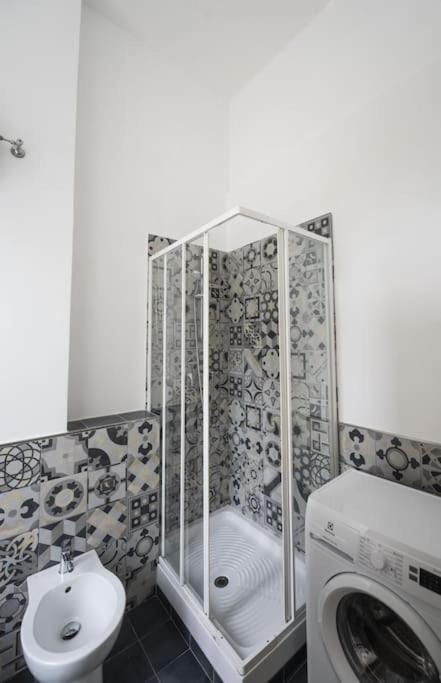 Shower, Toilet, Bathroom, towels, washing machine