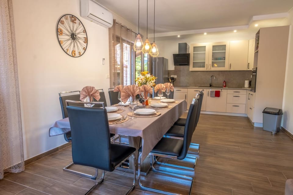 Kitchen or kitchenette, Living room, Seating area, Dining area, minibar, pet friendly, stove