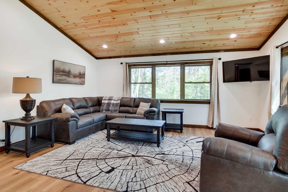 Private Hot Tub: Hatfield Vacation Rental! House in Wisconsin
