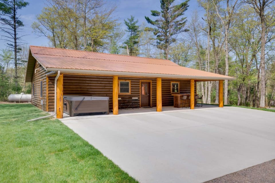 Private Hot Tub: Hatfield Vacation Rental! House in Wisconsin