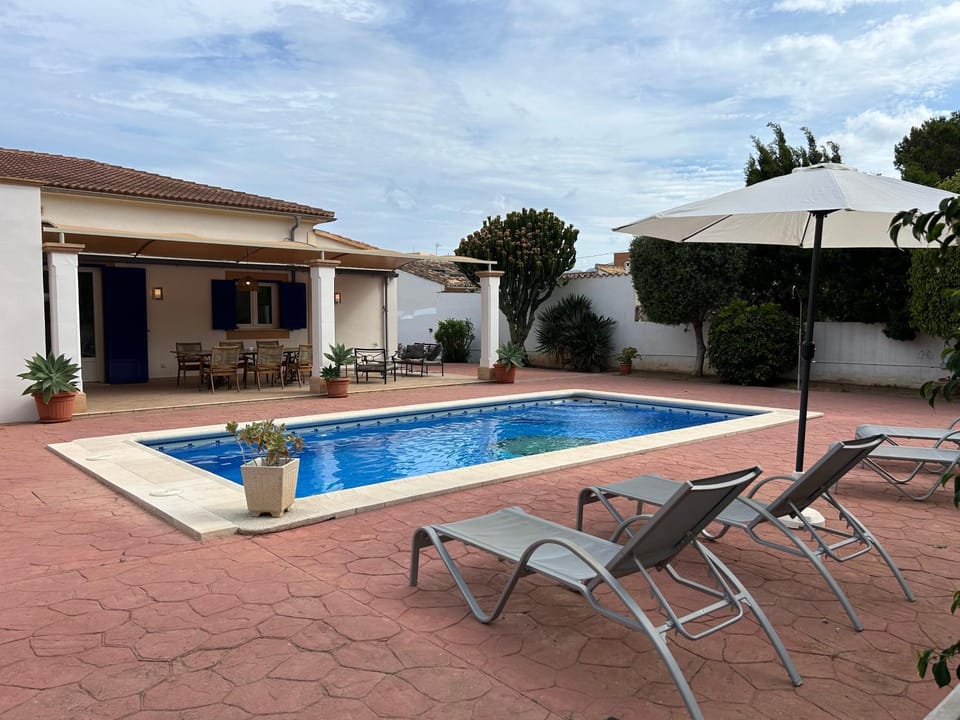 Property building, Patio, Day, Pool view, Swimming pool, sunbed