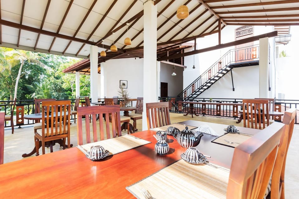 Property building, Restaurant/places to eat, Seating area, Dining area