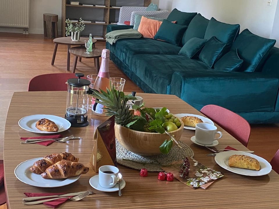 Living room, Food and drinks, Breakfast