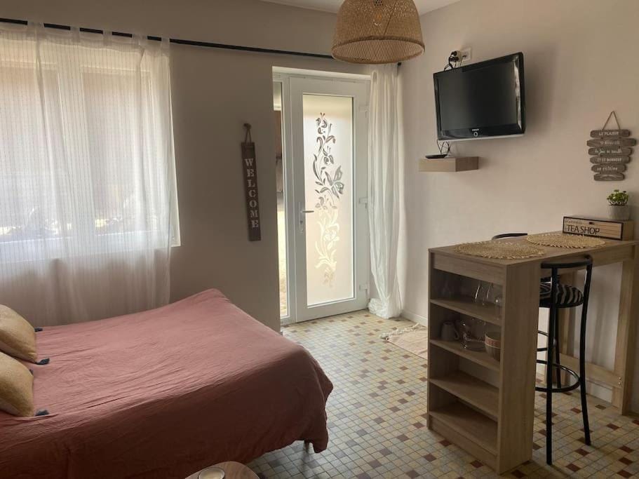 Bed, TV and multimedia, Bedroom, hair dresser