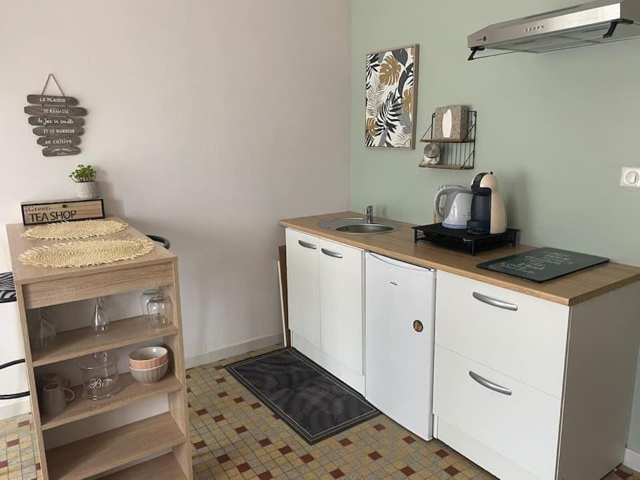 Coffee/tea facilities, Kitchen or kitchenette, stove