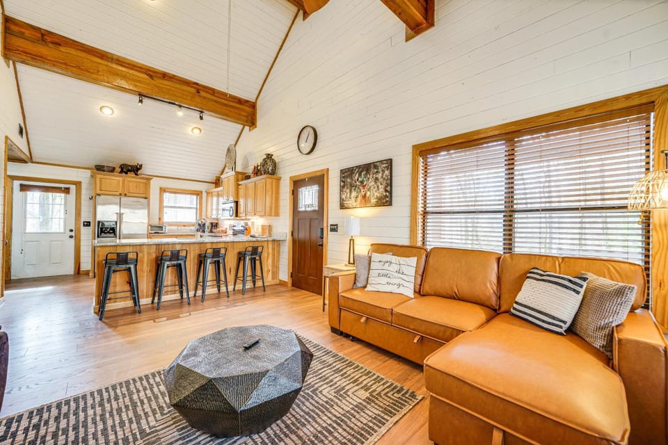 Broken Bow Cabin w/ Hot Tub ~ 5 Mi to State Park! Cabin in Oklahoma