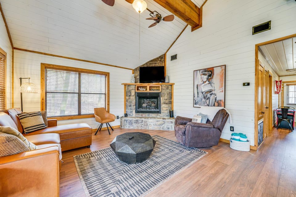 Broken Bow Cabin w/ Hot Tub ~ 5 Mi to State Park! Cabin in Oklahoma