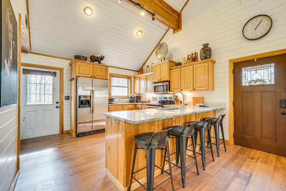 Broken Bow Cabin w/ Hot Tub ~ 5 Mi to State Park! Cabin in Oklahoma