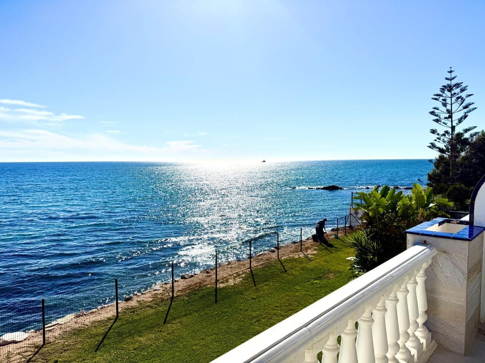 Beachfront apartment with pleasant views of the sea and the historic lighthouse. Apartment in Costa del Sol