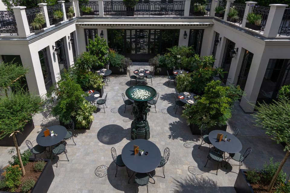 Property building, Patio, Restaurant/places to eat, Day, Garden, Garden view