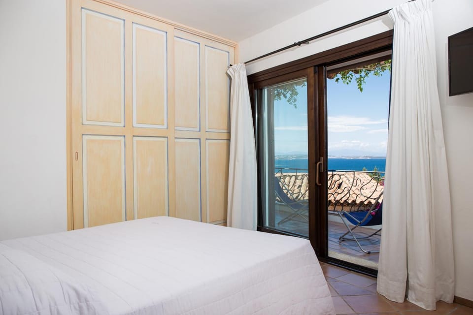 Photo of the whole room, Sea view