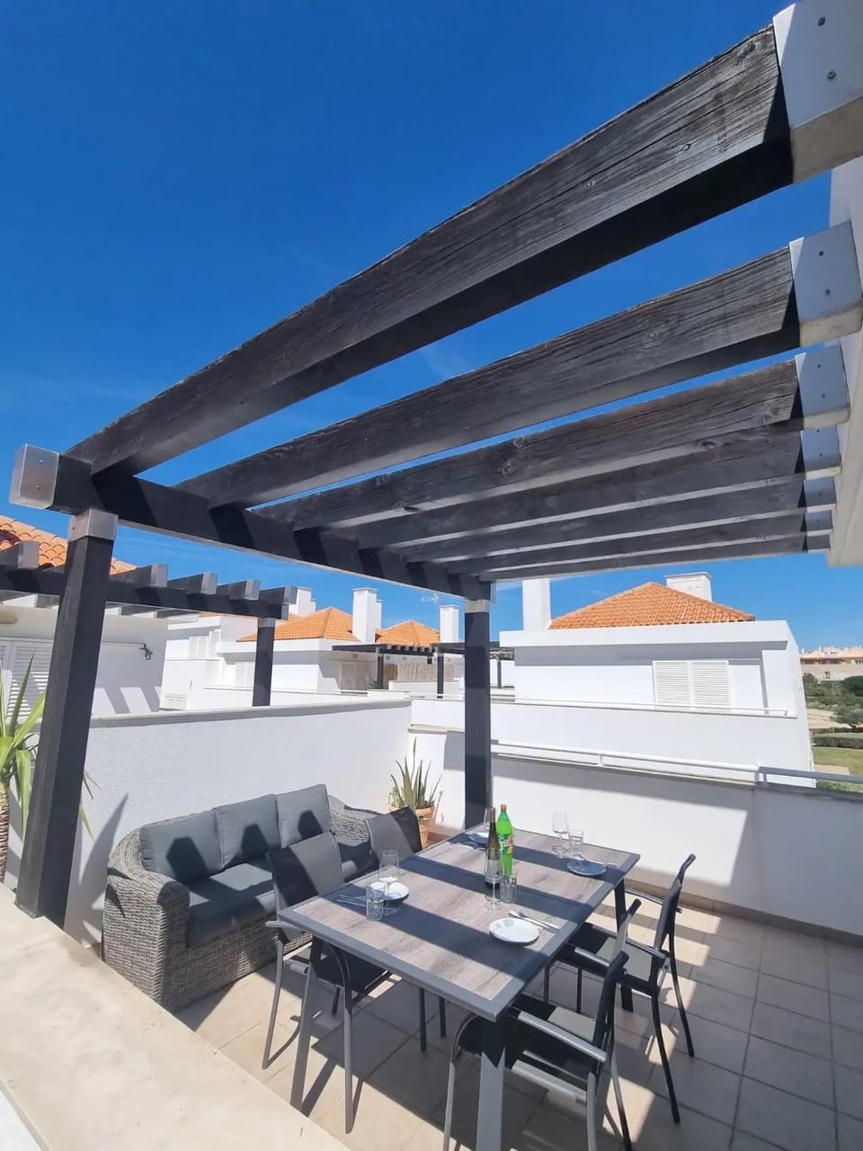 Property building, Balcony/Terrace, Living room