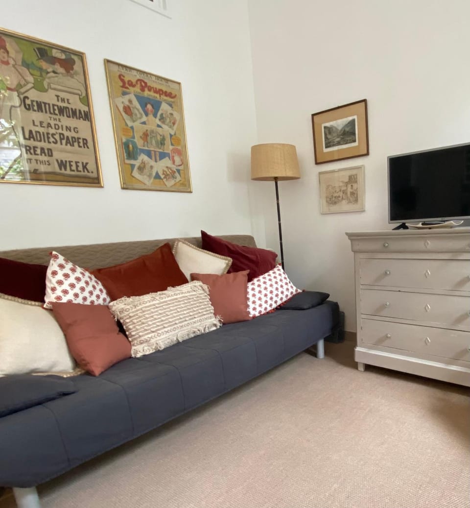 TV and multimedia, Living room, Seating area, Evening entertainment