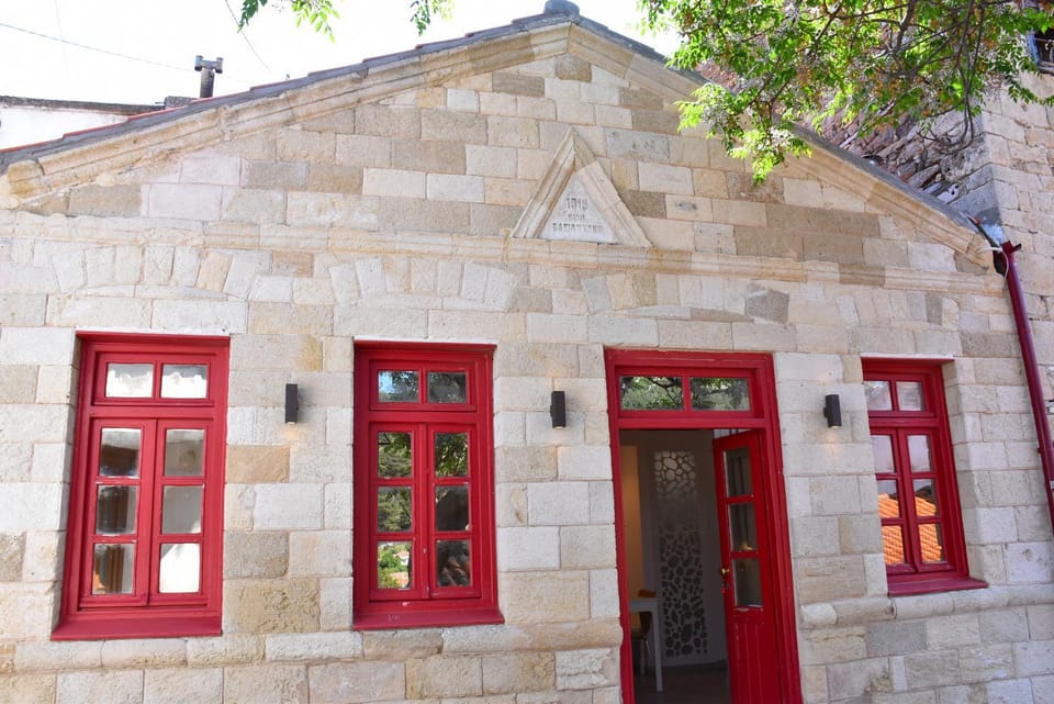 Property building, Facade/entrance, Day