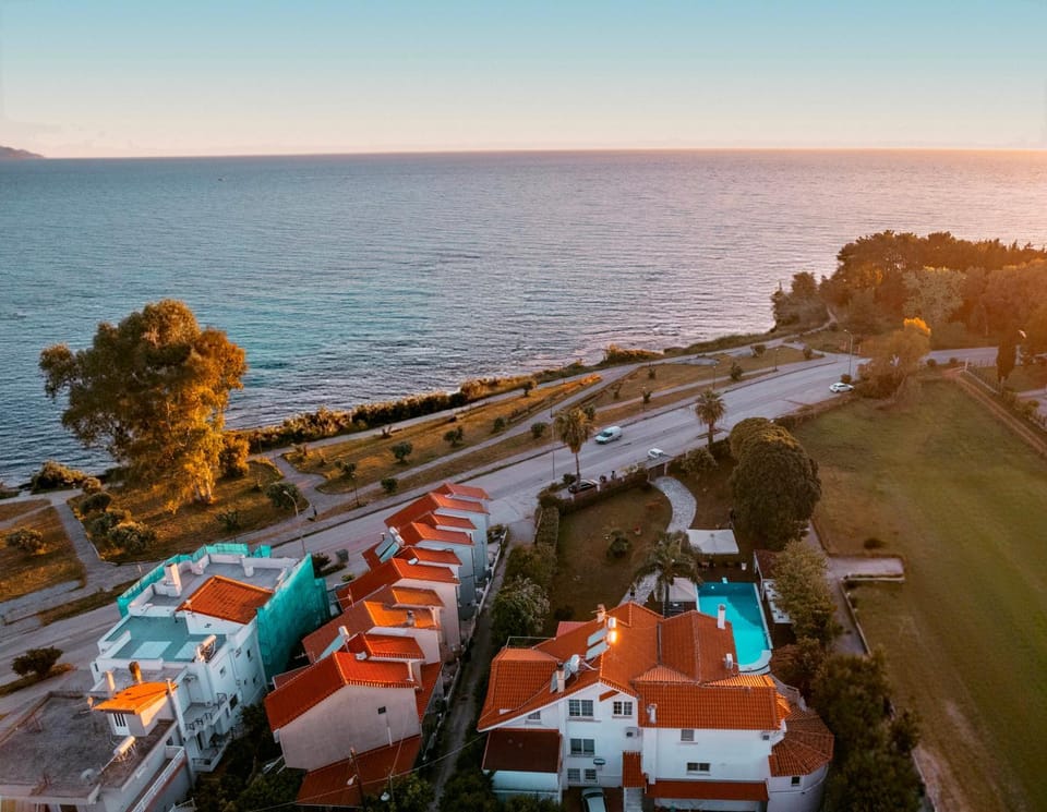 Property building, Neighbourhood, Natural landscape, Bird's eye view, Beach, Sea view, Swimming pool, Breakfast, Sunset