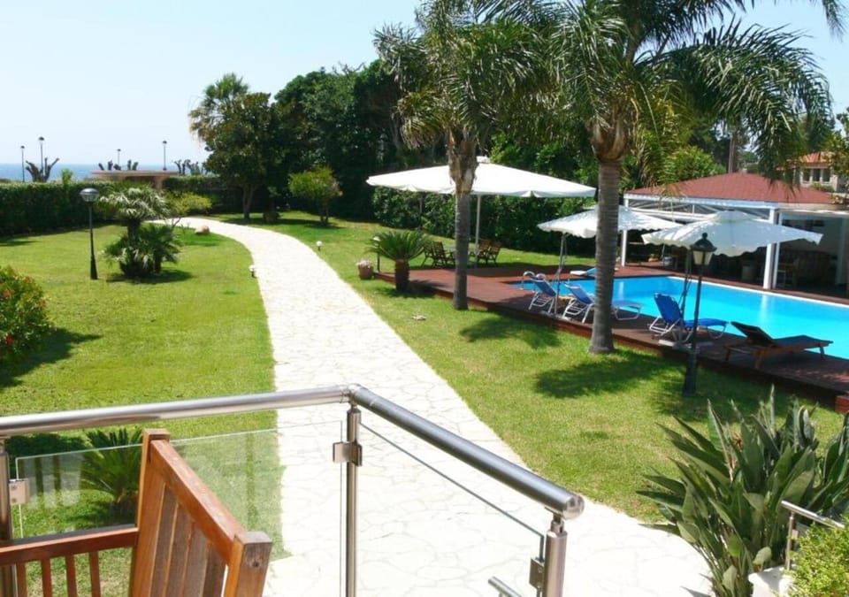 Property building, Patio, Spring, Day, Natural landscape, Garden, Balcony/Terrace, Garden view, Pool view, Swimming pool, sunbed