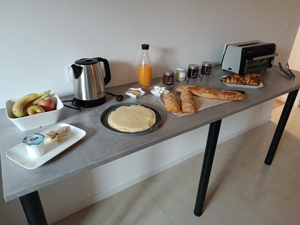 Food and drinks, Breakfast, Continental breakfast, Buffet breakfast, toaster