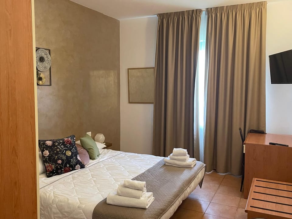 Bed, TV and multimedia, Photo of the whole room, Bedroom, towels