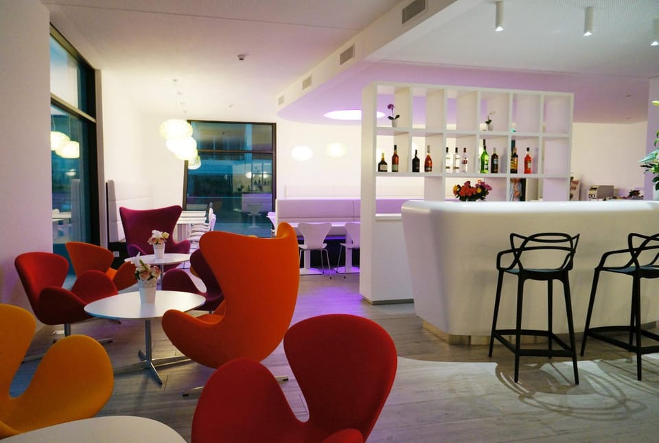 Restaurant/places to eat, Living room, Lounge or bar, Drinks