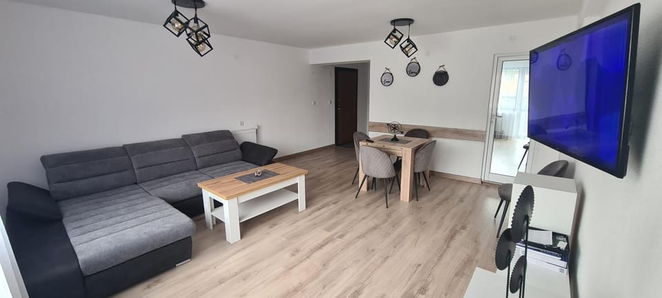 Communal lounge/ TV room, TV and multimedia, Living room, Seating area, Dining area, Evening entertainment